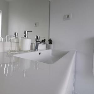 a white sink in a white bathroom at Furnas Springs in Furnas +22 photos