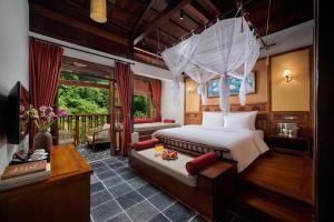 a bedroom with a bed and a balcony at Hang Múa Ecolodge Ninh Hoà in Ninh Binh +70 photos