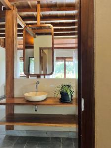 ein Badezimmer mit Waschbecken und Spiegel in der Unterkunft Mahati in Cijulang Nusawiru Airport + 35 Fotos