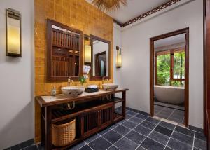 a bathroom with two sinks and a tub at Hang Múa Ecolodge Ninh Hoà in Ninh Binh