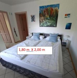 a bedroom with a large bed with a sign on it at Rheinauszeit in Rheinbrohl