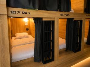 a couple of bunk beds in a room at De Lola Podshotel in The Hague
