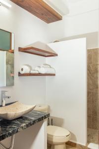 ein Badezimmer mit Waschbecken und Toilette in der Unterkunft QUINTA BERNAL in Lo de Marcos