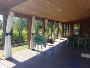 a screened porch with a table and chairs at Zacisze in Kołczewo