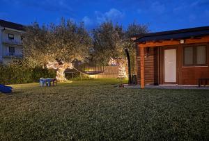 a small house in a yard with a statue of a giraffe at La Depandance con Giardino Pescara in Spoltore