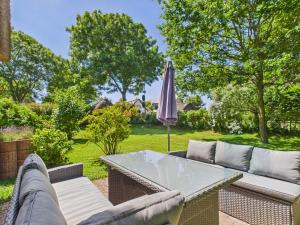 a patio with a table and an umbrella at Ferienwohnung Goting in Goting