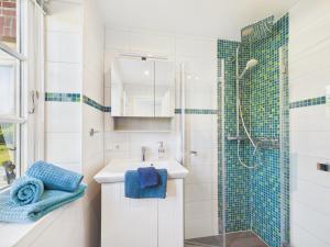 a bathroom with a sink and a shower at Ferienwohnung Goting in Goting