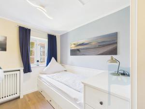a bedroom with a bed and a desk at Ferienwohnung Goting in Goting