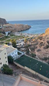 a tennis court on a hill next to the ocean at Belle cote appartement al hoceima in Al Hoceïma