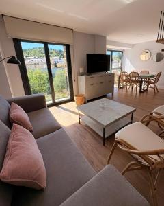 a living room with a couch and a table at Canto de la Perdiz in Villafranca del Bierzo