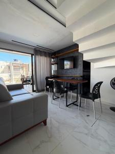 a living room with a couch and a table at Flat do Lucca 02 - Piscina - 50m da Praia - Até 10 Pessoas in Tamandaré