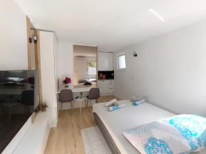 a small room with a bed and a kitchen at El Higo Apartments in Mostar