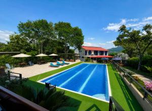 a swimming pool in front of a house at Hotel Zipa Villeta - Sede Campestre in Villeta +32 photos