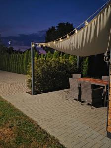 a patio with a table and chairs under a canopy at Ferienwohnung NR1 in Großräschen