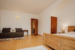 a bedroom with a bed and a couch at Willa Berg Cieplice in Jelenia Góra