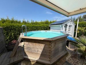 ein Whirlpool auf einer Holzterrasse in der Unterkunft It Paradys in Dronrijp