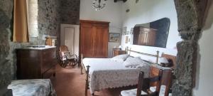 a bedroom with a bed and a dresser in it at Bettyhouse in Sasseta
