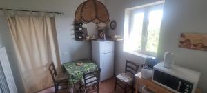 a dining room with a table and chairs and a window at Bettyhouse in Sasseta
