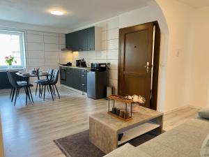 a kitchen and a living room with a table in a room at Altstadt Loft - Im Herzen der Altstadt - TREVIET in Pirna