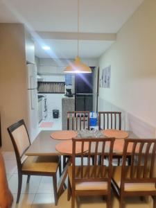 a kitchen and dining room with a table and chairs at Flat em Gravatá -Villa Monte Castelo - 2 quartos- Ao Lado da Área de Lazer e das piscinas in Gravatá +19 photos