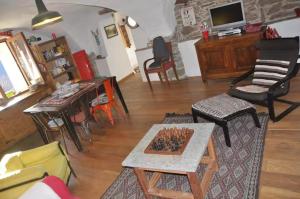 a living room with a table and chairs at Casa Alex in Roure Turin