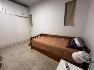a small bedroom with a bed in a room at La Hojarasca in Termas de Guaviyú