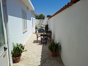 an alley with a table and chairs in a building at casa vacanza laguna in Càbras