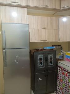 a kitchen with a refrigerator and a microwave at Asrati in Ifrane