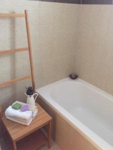 une salle de bain avec une baignoire et une table avec des serviettes dans l'établissement Roubenka Doubravice, à Hrubá Skála 38 autres photos