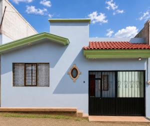 a white house with a red roof at Hospedaje Daki in Zacatlán