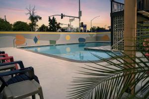 a swimming pool in the middle of a building at Thunderbird Lodge in Redding +16 photos