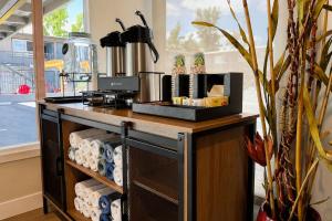 a kitchen with a counter with a coffee maker at Thunderbird Lodge in Redding