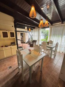 a kitchen and dining room with a table and chairs at Doña Minina in Posadas