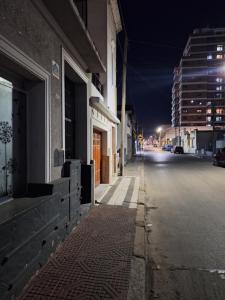 eine leere Stadtstraße bei Nacht mit einem Gebäude in der Unterkunft LÜr4 in Río Cuarto