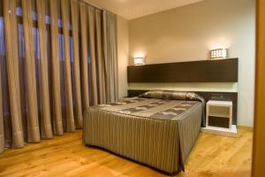 a bedroom with a large bed in a room at Hospedaje La Tortuga in Santoña
