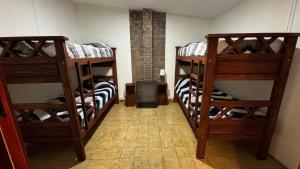 a room with three bunk beds in a room at Soles del Boulevard in Córdoba