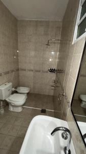 a bathroom with a sink and a toilet and a tub at Soles del Boulevard in Córdoba +9 photos