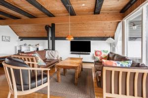 a living room with a couch and a tv at FY196-Brenderup-Fyn-Bakkevej-15 in Vedelshave