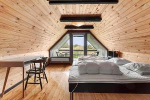 a room with four beds and a desk in it at FY196-Brenderup-Fyn-Bakkevej-15 in Vedelshave