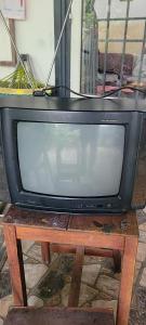 an old tv sitting on top of a wooden table at Mộc Tín Farmstay in Lạc Dương +27 photos