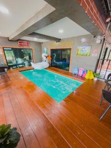 a swimming pool in a room with a pool at NJ HOME Pool Villa in Ban Phe