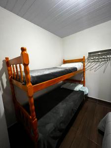 a bedroom with two bunk beds in a room at La casita in Foz do Iguaçu