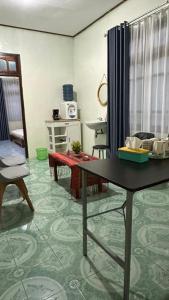 a living room with a table and a couch at Cendana Guesthouse Labuan Bajo2 in Labuan Bajo