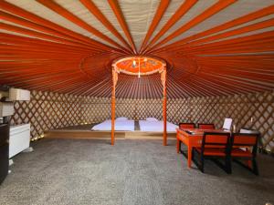 a room with a bed in a yurt at モンゴルヴィレッジバイガル in Nikaho