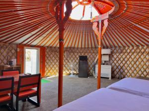 a room with a bed and a window in a yurt at モンゴルヴィレッジバイガル in Nikaho