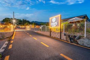 a sign for a golf club on a road at Pocheon Choice Camp Caravan in Pocheon