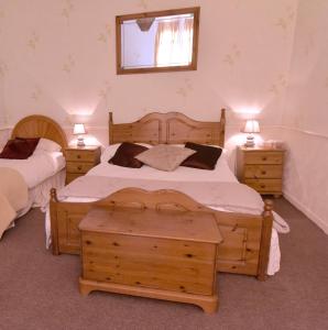 a bedroom with two twin beds and two night stands at Maison du Magnolia in Confolens