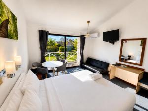 a room with a bed and a table and a mirror at Karri Forest Motel in Pemberton +67 photos