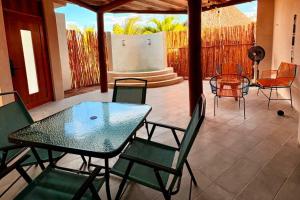 a patio with a table and chairs and a fountain at Cabanas Jaalkab in Chelem