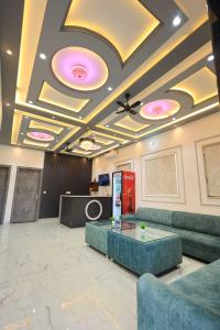 a lobby with a couch and a table in a room at Hotel Yuvan Palace - Agra in Tājganj